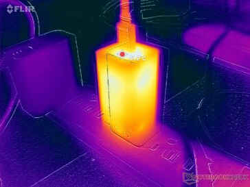 De netadapter wordt warmer dan 41 °C bij zware belasting