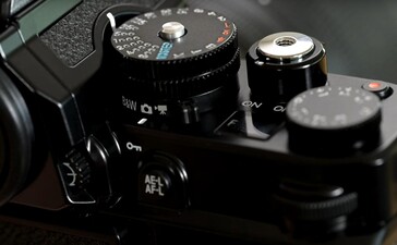 Onder de voelbare wijzerplaten van de Nikon Zf is een speciale zwart-wit selector. (Afbeelding bron: Nikon)