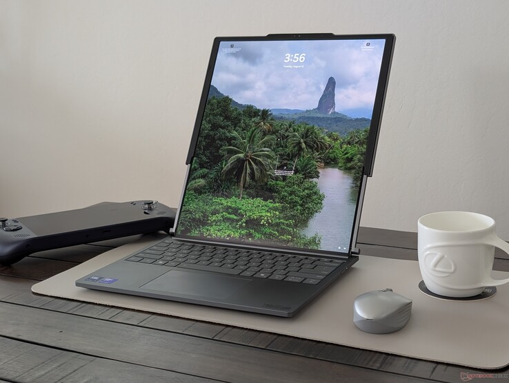 Het verlengde scherm heeft een vouw in het midden, net zoals bij opvouwbare smartphones of de ThinkPad X1 Fold 16