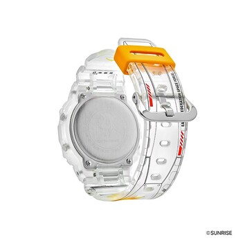 Achteraanzicht van de transparante Gundam-thema G-Shock met de roestvrijstalen achterkant en gedetailleerde bandafbeeldingen.