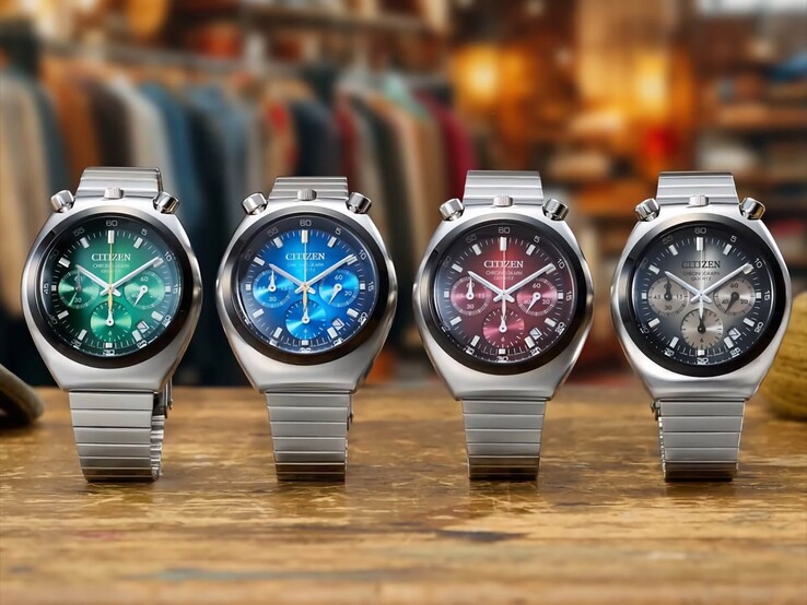 Vier Citizen Tsuno Chronograph-horloges naast elkaar op een houten oppervlak, met groene, blauwe, rode en grijze wijzerplaten met kleurverloop en roestvrij staal