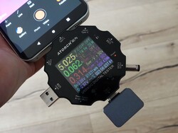 De InfiRay P2 Pro aangesloten op onze USB-tester