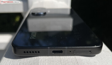 Onderkant: luidspreker, USB-C 2.0, microfoon, dubbele SIM