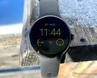 De Pixel Watch 4 zal volgens een lek nieuwe SOS-functies en nieuwe functies voor fitnessliefhebbers bieden. (Afbeeldingsbron: Notebookcheck)