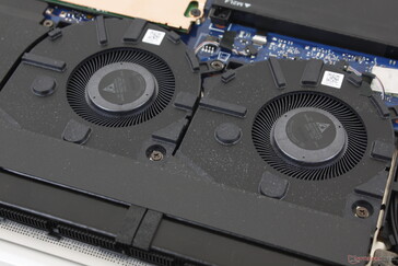 Koeling bestaat uit twee ~45 mm ventilatoren met twee heat pipes gedeeld door de CPU en GPU