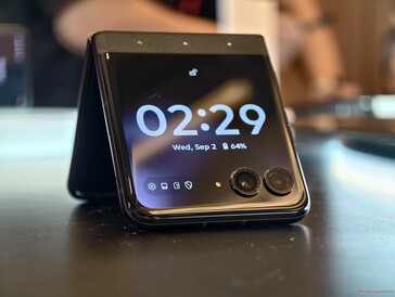 Motorola Razr 70 met hoesje met kristallen van Swarovski