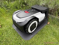 De Roborock RockNeo Q105 in zijn oplaadstation.