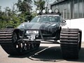 Na te zijn uitgerust met kettingen die elk 1,3 metrische ton wegen, is de Tesla Model 3 nauwelijks meer te herkennen (Afbeelding: The Real Life Guys)