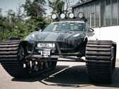 Na te zijn uitgerust met kettingen die elk 1,3 metrische ton wegen, is de Tesla Model 3 nauwelijks meer te herkennen (Afbeelding: The Real Life Guys)