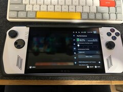 De gemodificeerde ASUS ROG Ally Z1 Extreme met SteamOS, toont een verwachte batterijlevensduur van meer dan 8 uur bij 92% lading. (Afbeeldingsbron: u/BetweenInkandPaper via Reddit)