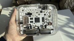 Transparant prototype van de SuperStation One Lite FPGA-console van $200 met zichtbare interne printplaat