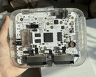 Transparant prototype van de SuperStation One Lite FPGA-console van $200 met zichtbare interne printplaat