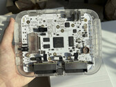 Transparant prototype van de SuperStation One Lite FPGA-console van $200 met zichtbare interne printplaat