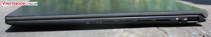 Rechts: microSD-kaartlezer, gecombineerde audiopoort, USB 3.0 Type-A
