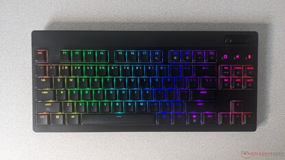 Razer BlackWidow V4 HyperSpeed TKL-toetsenbord met laag profiel Chroma RGB-verlichting (Afbeelding bron: Adam Corsetti)