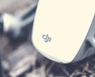 Een close-up van het logo van DJI op een drone.