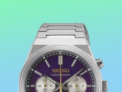 Close-up van de bovenste helft van de Seiko HGK003, waarbij de nadruk ligt op de hoekige roestvrijstalen kast, de bovenste schakels van de armband, de bovenste drukknoppen en het bovenste gedeelte van de paarse wijzerplaat tegen een levendige groene en blauwe achtergrond met kleurverloop.