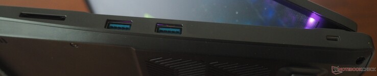 rechterkant: kaartlezer, 2x USB-A 3.2 Gen1, Kensington-slot