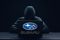 Een beveiligingsonderzoeker heeft een kwetsbaarheid ontdekt waardoor hij auto's van Subaru kon volgen en besturen. (Afbeeldingsbron: Subaru-logo en Shutterstock, w/bewerkingen)