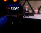 Een foto van een camera waarmee een interview wordt gefilmd 