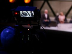 Een foto van een camera waarmee een interview wordt gefilmd 