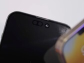 De iPhone 14 Pro Max en zijn dubbele ponsgatencamera's van dichtbij. (Afbeelding bron: Unbox Therapy)