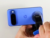 De achterkant van de Pixel 10 is relatief eenvoudig te verwijderen. (Afbeeldingsbron: iFixit)