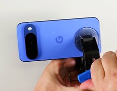 De achterkant van de Pixel 10 is relatief eenvoudig te verwijderen. (Afbeeldingsbron: iFixit)