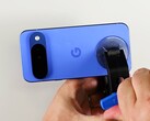 De achterkant van de Pixel 10 is relatief eenvoudig te verwijderen. (Afbeeldingsbron: iFixit)
