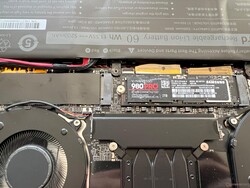 De laptop kan twee eenzijdige M.2-2280 SSD's herbergen.