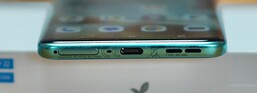 Onderkant: SIM-sleuf, microfoon, USB-C poort, luidspreker