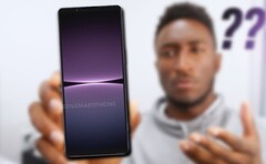 Het valt nog te bezien of Sony naar de wijze woorden van MKBHD zal luisteren en de Xperia 1 V ordelijker zal uitbrengen. (Beeldbron: MKBHD/@OnLeaks - bewerkt)