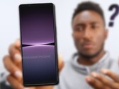 Het valt nog te bezien of Sony naar de wijze woorden van MKBHD zal luisteren en de Xperia 1 V ordelijker zal uitbrengen. (Beeldbron: MKBHD/@OnLeaks - bewerkt)