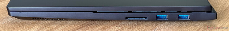 Rechts: SDXC-kaartlezer, 2x USB-A 3.2 Gen.1 (5 Gbit/s)