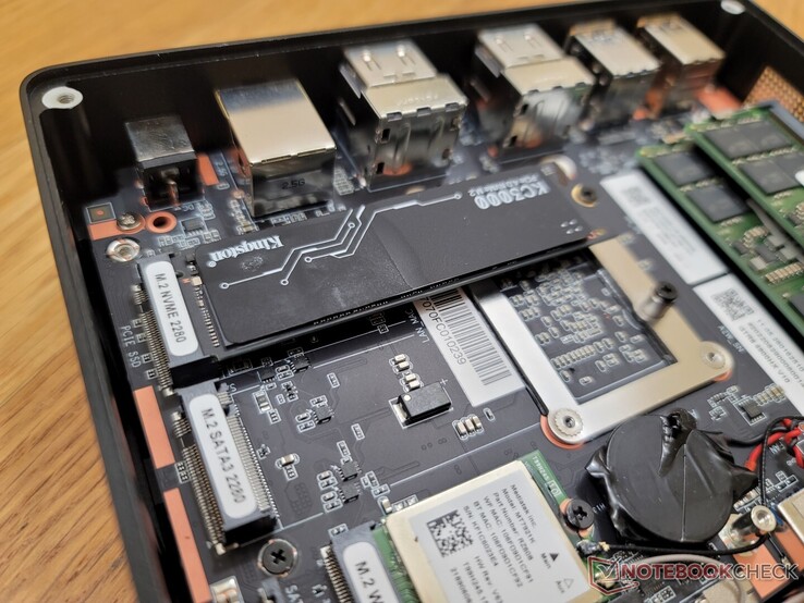 Het systeem kan één M.2 2280 PCIe4 x4 NVMe SSD en één langzamere M.2 2280 SATA III SSD ondersteunen