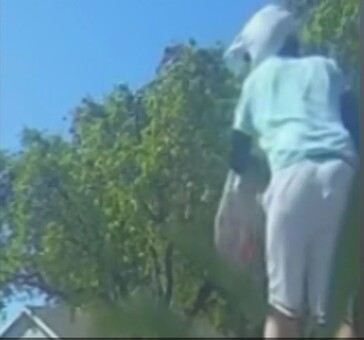 De verborgen camera's kunnen in enkele seconden worden afgezet, zoals deze verdachte op een scooter in Chino Hills heeft gedaan. (Bron: KTLA)
