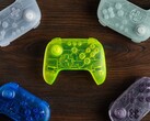 De kleuren van de 8BitDo 64 Bluetooth Controller Prototype Limited Edition hebben een doorschijnend omhulsel.