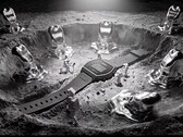 Het digitale horloge Casio x GRAGG LW-204GRAGG-1BDF wordt tentoongesteld op een sculpturale zilveren standaard, omringd door miniatuurastronauten en objecten die zijn geïnspireerd op gesmolten metaal.