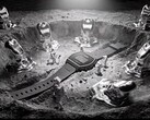 Het digitale horloge Casio x GRAGG LW-204GRAGG-1BDF wordt tentoongesteld op een sculpturale zilveren standaard, omringd door miniatuurastronauten en objecten die zijn geïnspireerd op gesmolten metaal.