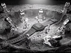 Het digitale horloge Casio x GRAGG LW-204GRAGG-1BDF wordt tentoongesteld op een sculpturale zilveren standaard, omringd door miniatuurastronauten en objecten die zijn geïnspireerd op gesmolten metaal.
