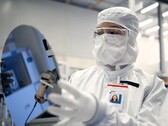 Intel mikt op break-even voor de gieterij in 2027 als 18A-node zijn volumegroei ingaat. Afgebeeld: Een werknemer houdt een siliciumwafer vast (Afb. bron: Intel)