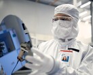 Intel mikt op break-even voor de gieterij in 2027 als 18A-node zijn volumegroei ingaat. Afgebeeld: Een werknemer houdt een siliciumwafer vast (Afb. bron: Intel)