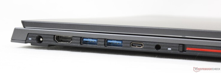 Links: AC-adapter, full-size HDMI, 2x USB-A 3.0, USB-C (geen DP of PD), 3,5 mm audio-aansluiting, webcam kill-schakelaar