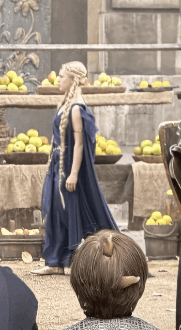 Fans geloven dat deze afbeelding een jonge Marika en mogelijk een Omen-kind laat zien.