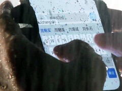 Oppo A6s Pro in de regen.