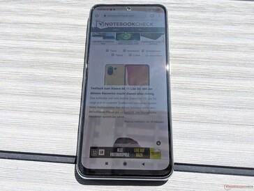 Xiaomi Redmi Note 10 in direct zonlicht