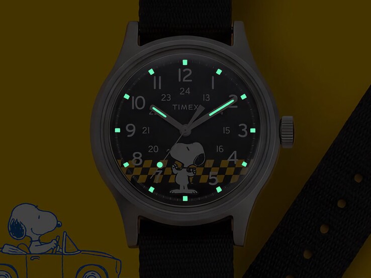De Timex x Peanuts Snoopy MK1 licht op in het donker dankzij de lichtgevende uurmarkeringen en wijzers. 