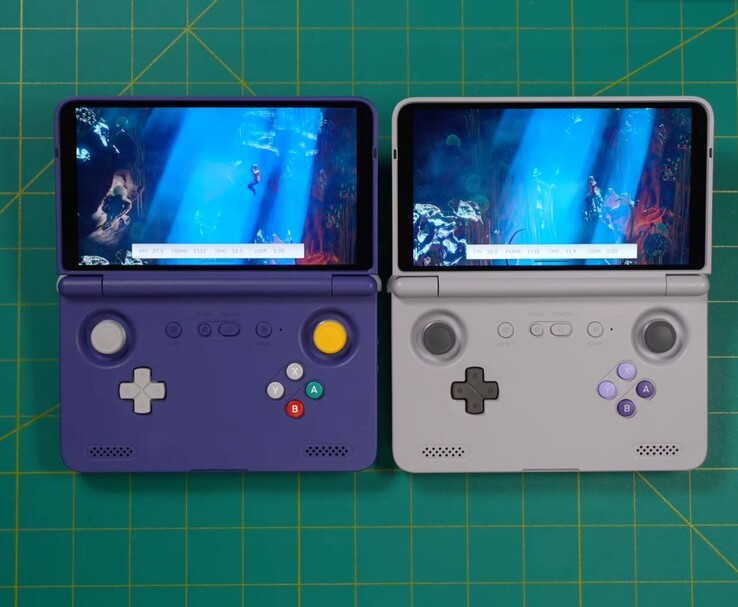 De Retroid Pocket Flip 2 Dimensity 1100-variant (links) naast het originele Snapdragon 865-model (rechts), beide draaien hetzelfde spel tijdens benchmarktests. (Afbeeldingsbron: Retro Game Corps op YouTube)