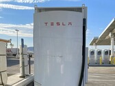 Een Tesla Megacharger-paal (afbeelding: RodneyaKent/X)