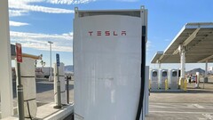 Een Tesla Megacharger-paal (afbeelding: RodneyaKent/X)